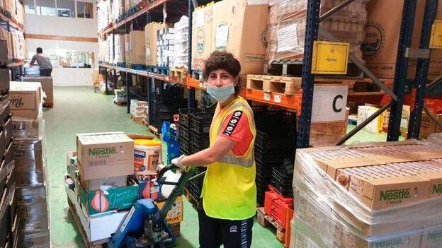 Carla Suárez medita su futuro mientras ayuda al Banco de Alimentos