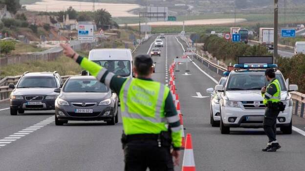 Abandona a su hijo en la autovía para huir de un control