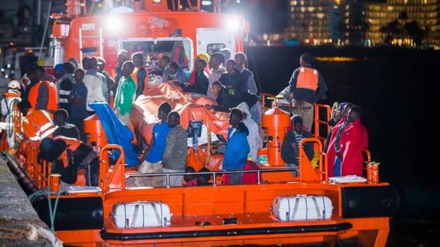 Rescatan a 49 personas a bordo de un cayuco