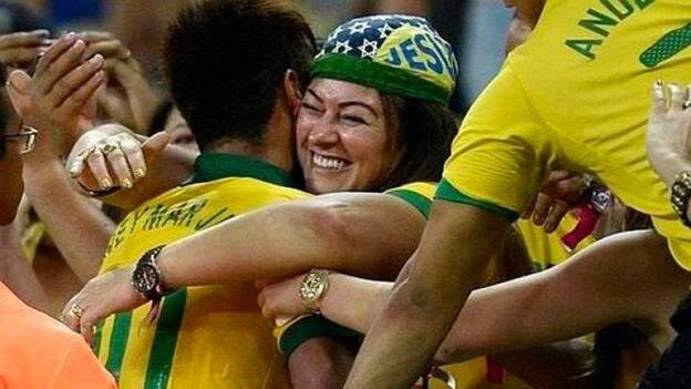 La madre de Neymar deja a su joven novio