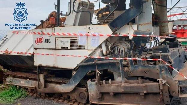 Roban dos máquinas de asfaltado tras agredir y retener a un empresario