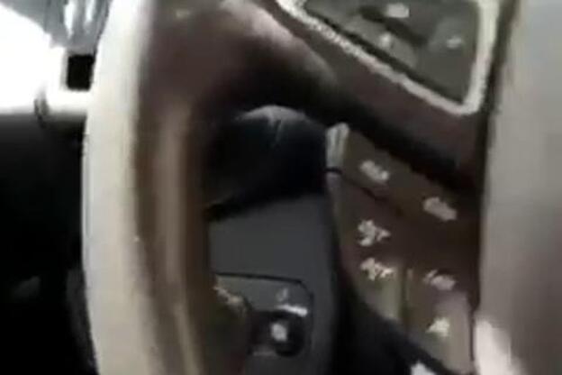 Dos policías se graban humillando a una transexual