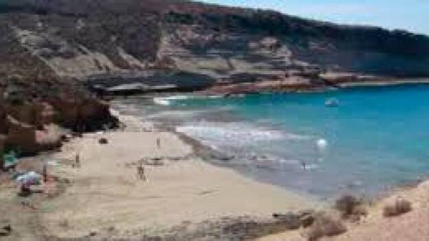 Una joven herida tras caer desde un sendero a la playa Diego Hernández