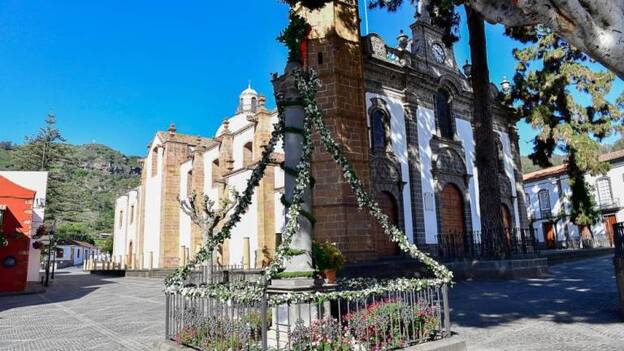 Las flores de mayo llenan Teror