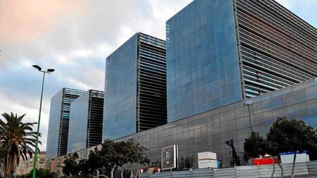 Ordenan a las empresas de ambulancias a lavar la ropa de sus empleados