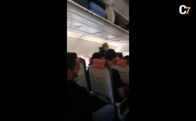 El Gobierno canario exige que se respete la distancia entre los pasajeros de los aviones