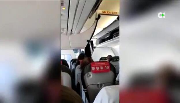 Protesta de los pasajeros en un avión con destino a Gran Canaria