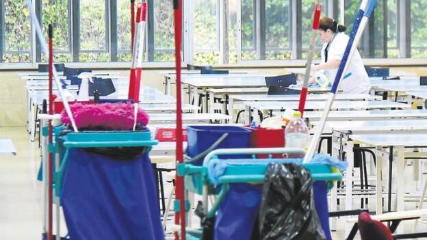 Educación inicia la desinfección de centros para abrir las aulas