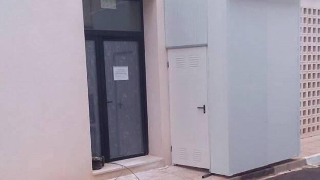 Un locutorio con mampara para comunicarse