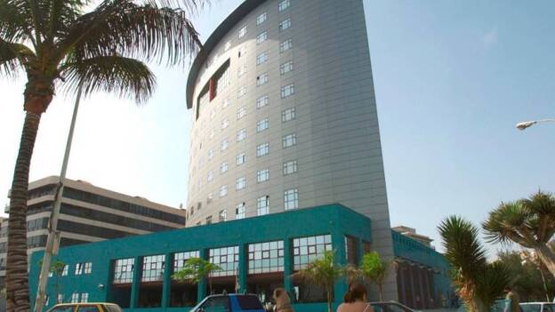 Roba joyas en la casa donde trabaja