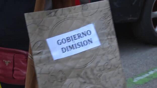 Decenas de personas se congregan para pedir la dimisión de Sánchez