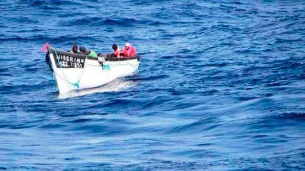 Salvamento rescata a una treintena de inmigrantes rumbo a Fuerteventura