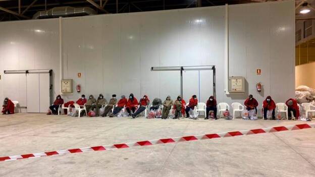 Aíslan a inmigrantes en una nave del Cabildo