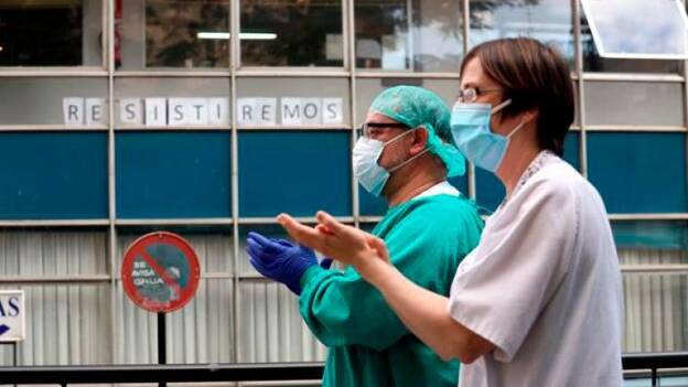 Los sanitarios, solos ante el peligro del coronavirus