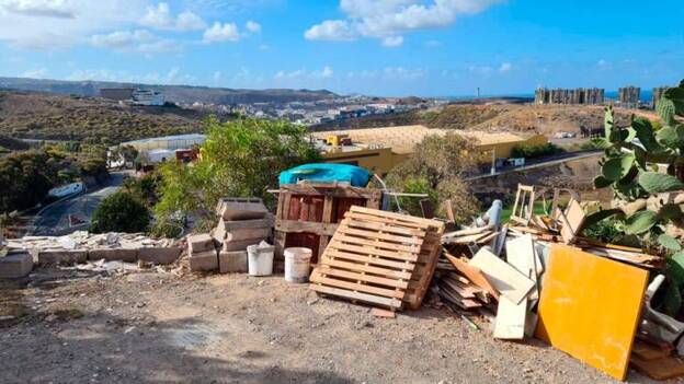 Dos vertidos destapados en un día