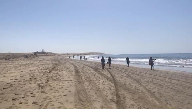 Maspalomas se abre al baño sin turistas