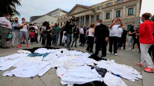 Chefs madrileños se concentran ante el Congreso