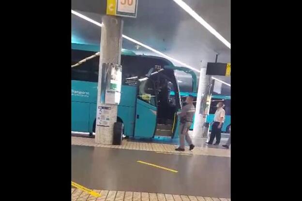 Lo sacan de una guagua por no llevar mascarilla