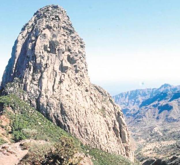 Paisajes bañados de laurisilva y palmeras
