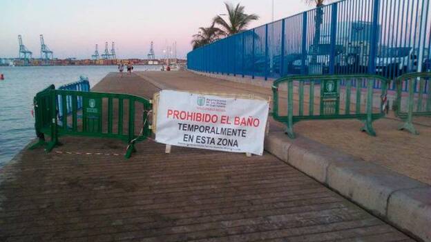 El ayuntamiento prohibe el acceso al solario de la playa de Las Alcaravaneras