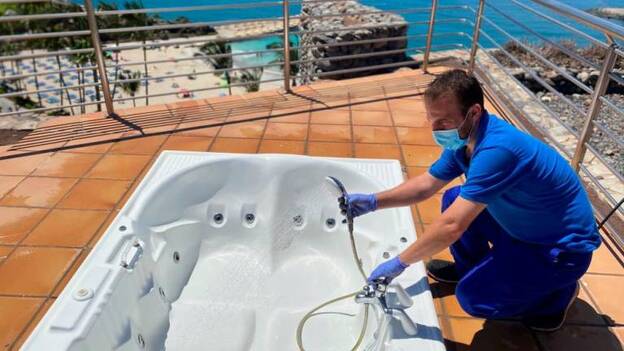 Anfi abre más de 5.000 grifos por semana como protocolo contra la legionela