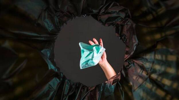 Guantes y mascarillas, en las papeleras y en los contenedores de restos