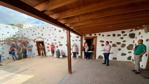 La fruta, la verdura y el queso vuelven al mercado de las tradiciones de La Oliva