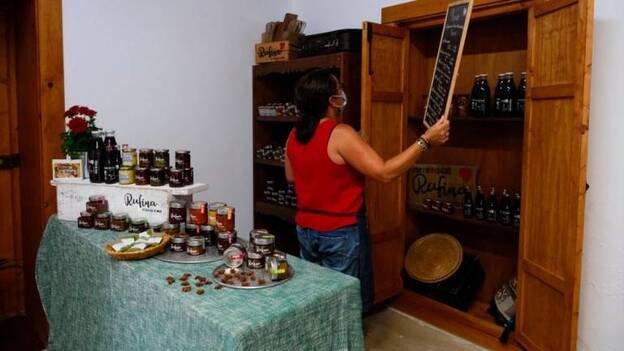La venta de verduras triunfa en el mercado de las tradiciones
