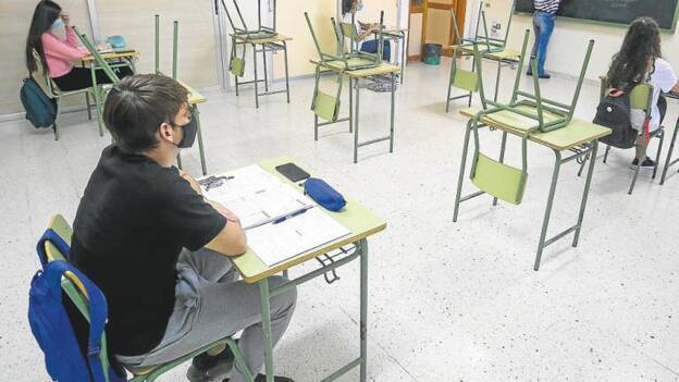 Los sindicatos insisten en bajar las ratios a 15 estudiantes por aula