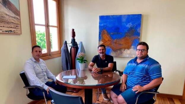 Alejandro Jorge confirma su apoyo a la lucha canaria y la vela latina