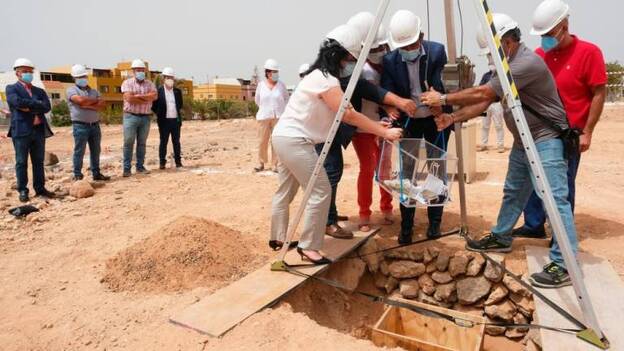 Primera piedra de la residencia de mayores y con mascarilla