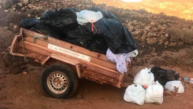 La basura se apila en Lobos