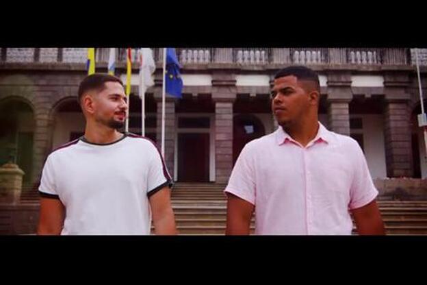 Guaguas y taxis se visten con el arcoíris