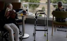 Madrid prohíbe las visitas a 44 residencias tras detectar nuevos contagios