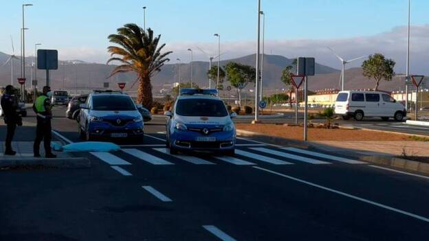 Muere un motorista al golpearse contra la acera en Vecindario