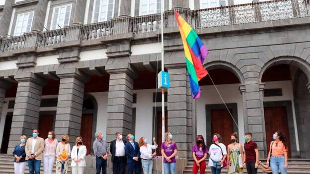 La bandera LGTBI ondea en Santa Ana