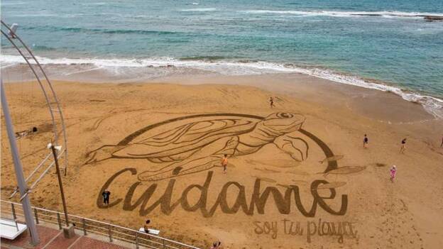 Una tortuga gigante en la arena de Las Canteras