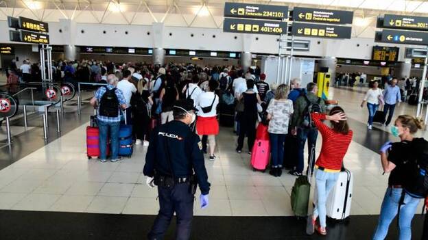 Los canarios viajan un 35% menos en el trimestre