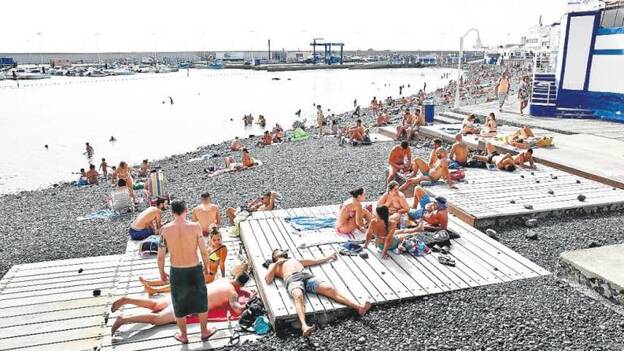 Agaete luce azul y de bandera