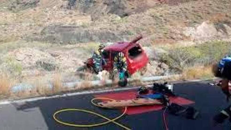 Un joven herido al caer con su coche por un terraplén en San Miguel
