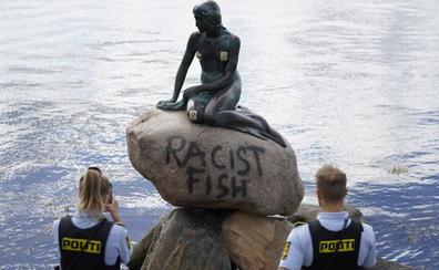 La Sirenita de Copenhague aparece pintada con la leyenda 'pez racista'