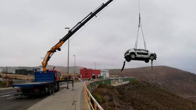 Cae con su coche por un barranco en Las Torres