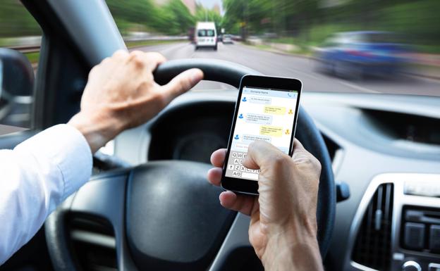 Esta app te ayuda no coger el móvil mientras conduces