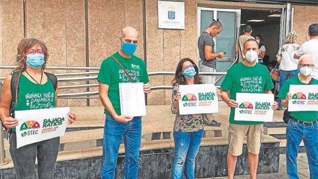 Más de 4.500 docentes firman la petición del STEC para bajar ratios