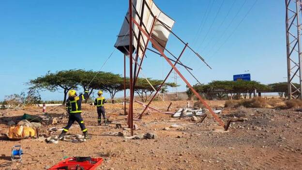 Los bomberos derriban una valla en peligro por el viento