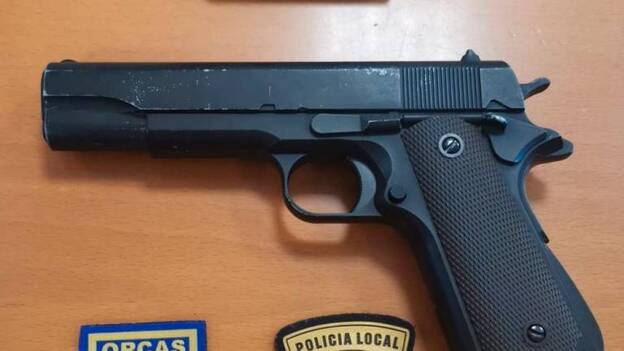 Exhibía un arma de airsoft en Las Canteras