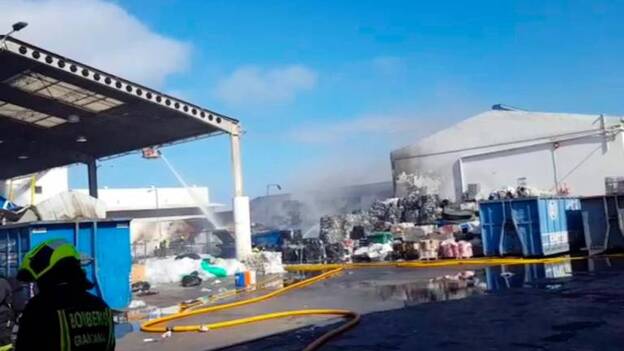 Así ardió la nave de reciclaje de El Goro