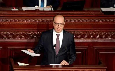 El primer ministro tunecino dimite y sume al país en una grave crisis