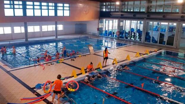 Puntualidad, gel hidroalcohólico, mascarillas y alfombras desinfectantes en la reapertura de la piscina capitalina