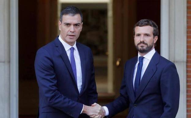 Sánchez y Casado también chocan por la crisis de la Corona